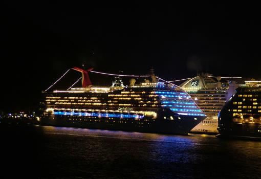 Un buque que brilla con luz propia en el Mar Caribe